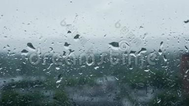 玻璃窗户上的雨滴
